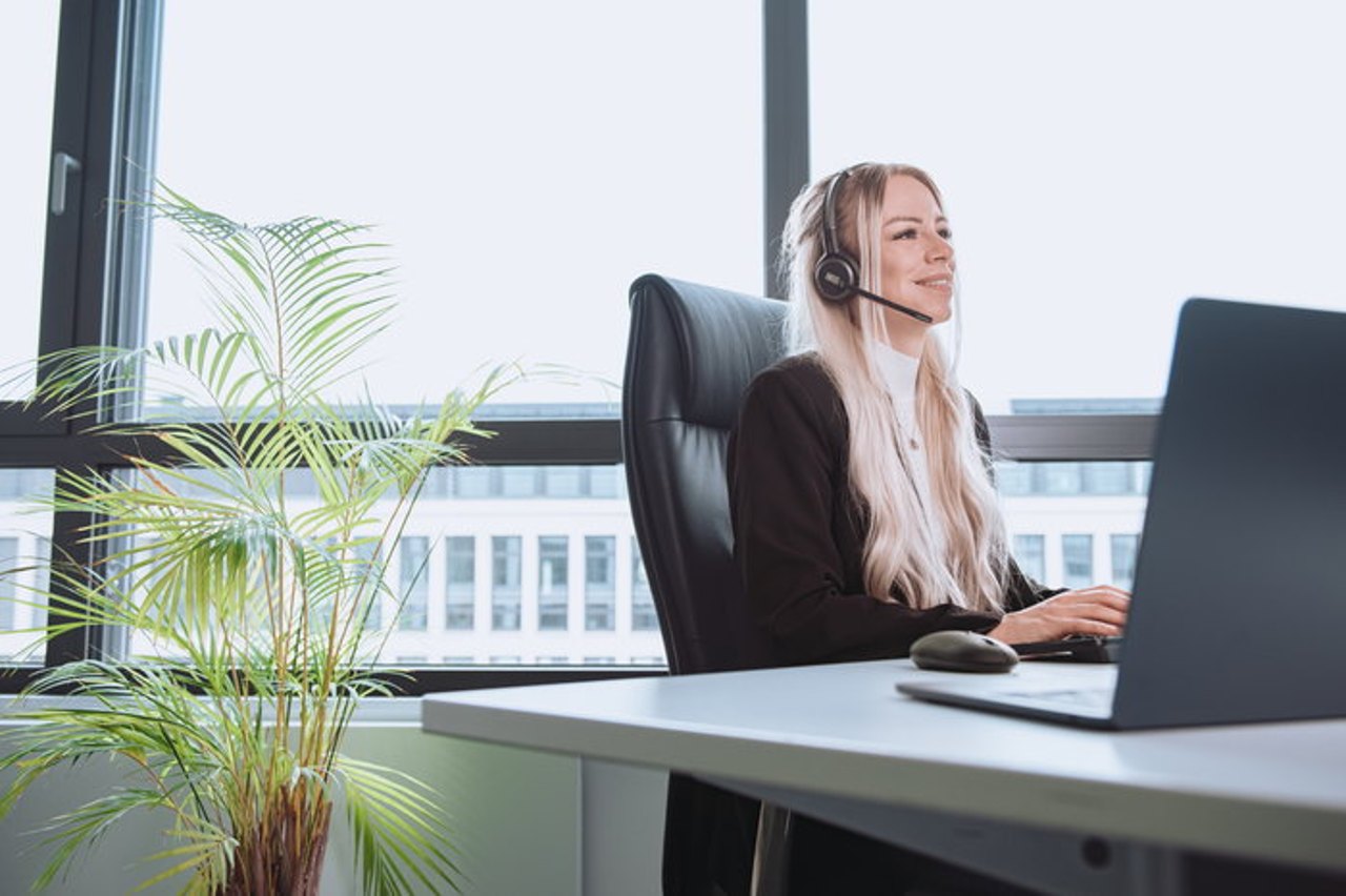 Team bei der Arbeit im modernen Büro